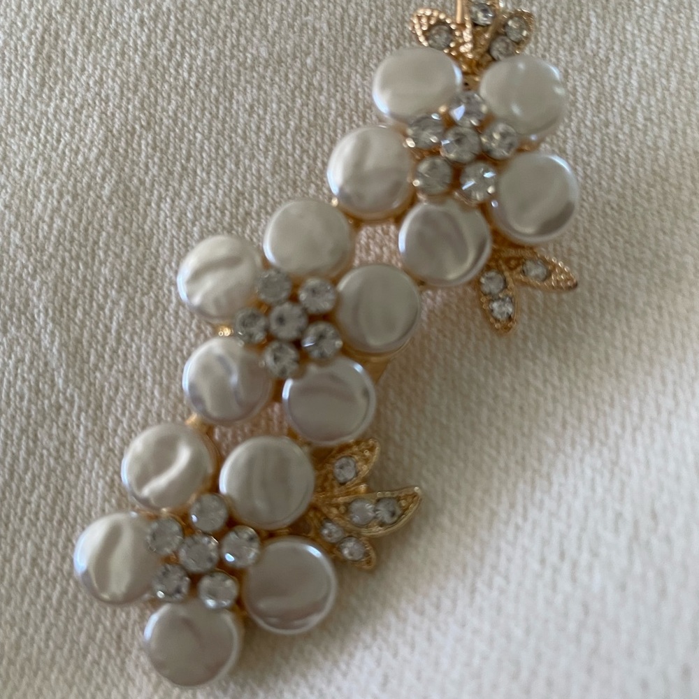 Beautiful metal round necklace.  Bought few years ago never got to wear it!